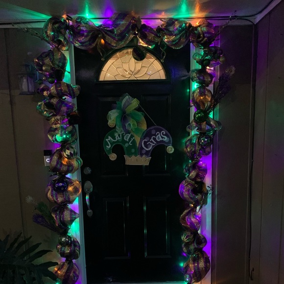 Mardi Gras Garland - Picture 2 of 5